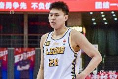 吳驍帶傷單手罰球，展現(xiàn)廣廈團(tuán)隊(duì)信念