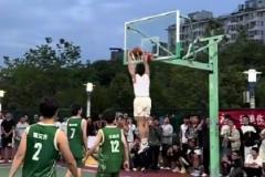 野球場上暴扣滑翔！矣進宏曬視頻：氛圍太棒，珍惜當下