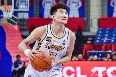 孫銘徽半場表現(xiàn)亮眼 半場9中3&三分5中2貢獻(xiàn)10分2板7助