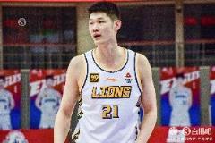 胡金秋首節(jié)高效輸出5中3貢獻(xiàn)6分1籃板