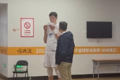 廣廈主場迎戰(zhàn)北京總決賽G1賽前 郭士強(qiáng)與周琦進(jìn)行交流