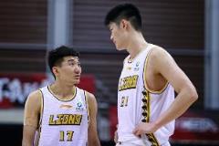 廣廈半場籃板優(yōu)勢明顯，前場板11-4領(lǐng)先北京