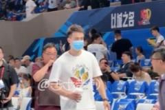 趙繼偉現(xiàn)場觀戰(zhàn)遼籃總決賽G6，4屆冠軍&兩屆FMVP加持