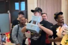 載譽歸來！廣廈今日返杭 趙嘉仁與球隊會合并舉起至尊鼎