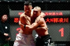 惡鼠發(fā)明八角籠籃球，單挑中一拳TKO大N