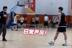 邱彪訓練時壓迫感十足，結(jié)束卻幽默打趣