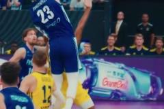 7尺小前鋒！2米13的馬爾卡寧突破隔扣誰(shuí)擋得住啊