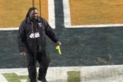 這也有？NFL賽場(chǎng)再現(xiàn)假陽具投擲事件 此前WNBA已多次發(fā)生類似情況