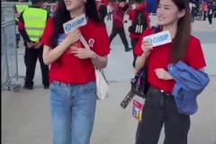 劉暢姐姐現(xiàn)場采訪資深老球迷，不巧遇到保安…………