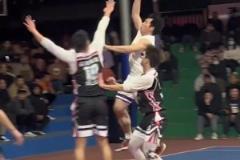 手真大控球穩(wěn)！崔永熙老爸現今打野球賽有多牛？