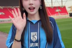 早說(shuō)武漢有這樣的美女球迷，就去現(xiàn)場(chǎng)看球了