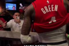 出色表現(xiàn)率隊(duì)力克老鷹！杰倫-格林賽后離場(chǎng)時(shí)給通道內(nèi)的球迷簽名