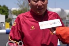 小伙專門曠課來看國足?。∧阈∽邮钦嬗谢顑喊? title=