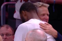 科爾賽后和昔日愛將維金斯緊緊擁抱 眼睛里似乎還有淚光？