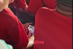 踢的太難看？國(guó)足看臺(tái)上的大爺直接看起了CBA