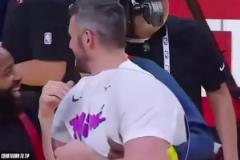 樂福:你都不喜歡跟我打球。還過來干嘛！老巴:他們給的太多了