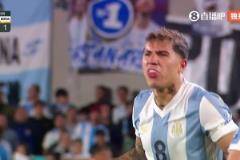 這啥表情恩佐“小雞咯咯”表情回?fù)魥W爾蒂斯，太抽象了！