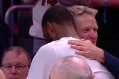 淚目！勇士球員賽后一一擁抱維金斯！看得出來大家都喜歡嘴哥