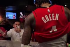 格林賽后在球員通道受追捧，后生可畏，這孩子是個(gè)可塑之才