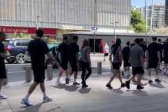 這么輕松？澳大利亞全隊(duì)上午還在杭州散步，晚上2-0輕取國足