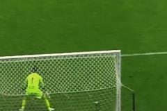 太可惜了！這球若踢進(jìn)，將又是一歷史名畫！