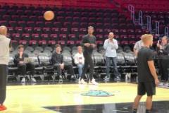 巴特勒和阿德巴約球場(chǎng)兩側(cè)熱身！熱記唏噓：他們現(xiàn)在是對(duì)手了