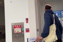 好奇寶寶貝茲利~路過(guò)便利店還是沒(méi)忍住去逛，買(mǎi)了瓶雪碧