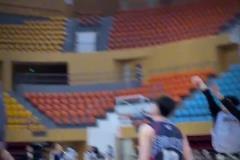 也是挺累~杜鋒從球隊(duì)下班，小朋友追著要簽名堵住車(chē)門(mén)