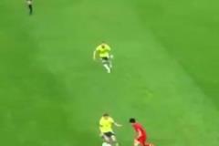 初生牛犢！現(xiàn)場視角看王鈺棟面對澳大利亞上演穿襠過人