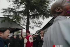 “Kongfu monkey！”中國(guó)路人對(duì)甲亢哥作出搞怪動(dòng)作