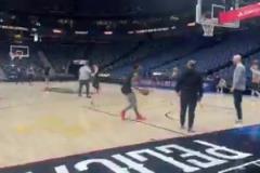 小佩頓左手拇指韌帶撕裂依舊進(jìn)行了投籃訓(xùn)練~