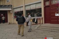 甲亢哥體驗(yàn)“閃電五連鞭”，結(jié)果一鞭抽了自己腦袋