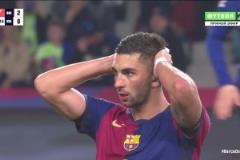 非常可惜！費(fèi)蘭任意球直接攻門擊中橫梁彈出！門將都已經(jīng)繳械了！