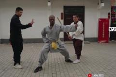 甲亢哥第一次嘗試胳膊碎木棍，差點(diǎn)被一棒子打昏過(guò)去