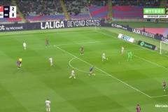 開始玩起來了！什琴斯尼面對(duì)兩人逼搶扣球晃開對(duì)手！