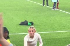 凱莉賽后把球衣送給球迷，我直接史詩(shī)級(jí)過(guò)肺