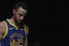 高興得像個孩子庫里賽后離場開心念叨著：Yes，yes~~