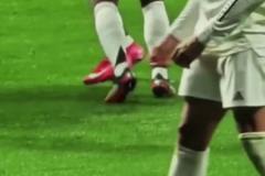 這……看著塊頭不小姆巴佩抓著“弟弟”來(lái)回?fù)u晃，嘲諷拉滿了