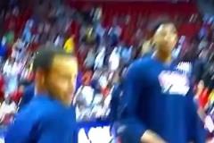 半獸人胯下?lián)Q手扣籃，一旁的庫里比劃了一下：算了，還是投三分吧