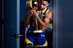 美國(guó)網(wǎng)友用AI惡搞：庫(kù)里偷走老詹15-16賽季冠軍獎(jiǎng)杯，隨后被老詹親手逮捕