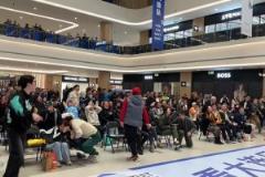 臥槽！大連商場內(nèi)眾人看馬萊萊點球不進(jìn)反應(yīng)