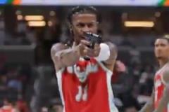 看到湖人這位場邊美女，總算知道今天波杰姆為什么會爆發(fā)了！