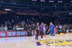 已經(jīng)適應湖人主場的籃框！庫里賽前中場三分一擊必中！