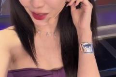 湖人輸了美娜勉強的笑，可惜了這一身紫色韻味