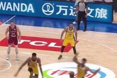 歐洲籃球的典范！上帝視角看拉脫維亞這次精彩的團(tuán)隊配合！