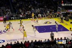 詹姆斯沖進內(nèi)線與庫明加碰撞！隨后受傷倒地痛苦久久未起身！