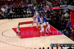 少俠，好腰??！伊森反擊助飛杰倫-格林圓月彎刀式空接背扣！