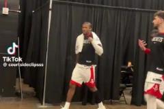 成功拿下雷霆！杰倫-格林賽后與申京一同返回更衣室，杰倫-格林顯得十分興奮