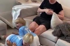 曾經(jīng)的金邊羅！40歲C羅晃飛后衛(wèi)又挑球過人，是否似曾相識(shí)