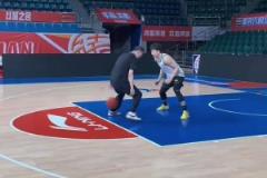 香港小孩對(duì)甲亢哥貼臉開大：C羅是GOAT??！梅西是S**T！